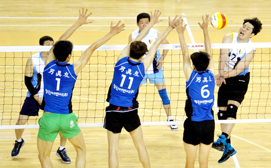 ▲ 2015 경기일보배 용인 전국 남ㆍ여 9인제 배구대회 마지막날인 7일 용인 실내체육관에서 남자 종합부 결승전 광명시배구연합회팀과 한양대학교 ERICA 남진우팀의 경기가 펼쳐지고 있다.