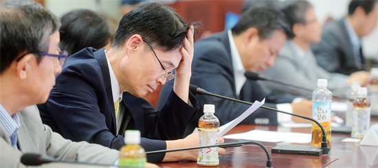 ▲ 중동호흡기증후군(메르스)와 관련 도내 병원장 회의가 열린 7일 경기도청 상황실에서 참석한 병원장과 감염병 관련 병원 관계자 등이 생각에 잠겨 있다.  추상철기자