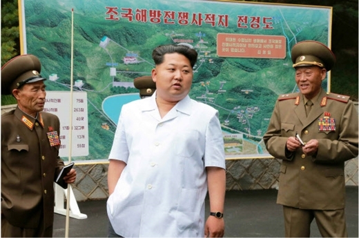▲ 김정은 제1위원장 흰머리 건강이상설, 김정은 북한 국방위원회 제1위원장이 새로 건설·복구된 한국전쟁 조국해방전쟁 사적지를 시찰했다고 노동신문이 9일 보도했다. 조국해방전쟁 사적지는 한국전쟁 시기 김일성 주석이 인민군 최고사령부를 꾸린 곳으로 김정은 제1위원장의 지시로 1천770㎡ 규모의 혁명사적관이 새로 건설되고 최고사령부 지휘처와 삼석인민학교 등이 원형 그대로 복원됐다. 연합뉴스