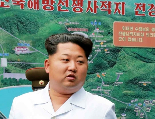 ▲ 김정은 제1위원장 흰머리 건강이상설, 김정은 북한 국방위원회 제1위원장이 새로 건설·복구된 한국전쟁 조국해방전쟁 사적지를 시찰했다고 노동신문이 9일 보도했다. 조국해방전쟁 사적지는 한국전쟁 시기 김일성 주석이 인민군 최고사령부를 꾸린 곳으로 김정은 제1위원장의 지시로 1천770㎡ 규모의 혁명사적관이 새로 건설되고 최고사령부 지휘처와 삼석인민학교 등이 원형 그대로 복원됐다. 연합뉴스
