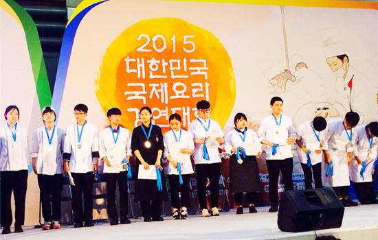 ▲ 김포대학교는 호텔조리과(학과장 장혁래 교수) 학생들이 최근 열린 ‘2015 대한민국 국제요리경연대회’에 참가해 금·은· 동상을 휩쓸었다고 9일 밝혔다