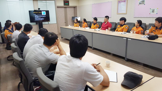 ▲ 양평소방서는 10일 오후 소회의실에서 김태철 서장을 비롯해 자문의사인 최병일 양평군보건소 공중보건의, 각 과장과 구조·구급대원 등 10여명이 참석한 가운데 현장활동 중 유해물질 및 전염성 질병에 노출되기 쉬운 구조·구급대원들의 건강을 보호하고 안전대책을 강구하기 위해 올해 상반기 감염방지위원회를 개최했다.
