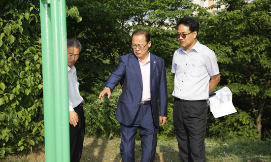 ▲ 안산시의회 성준모 의장이 관내 시설물을 직접 찾아가 점검하는 등 수요자인 시민 중심의 의정활동을 펼치고 있어 눈길을 끌고 있다.