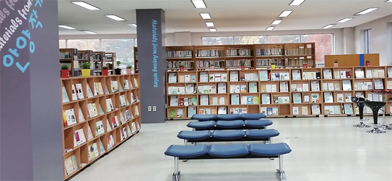 ▲ 도서관에 마련된 안양작가 자료코너