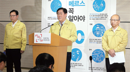 ▲ 최경환 국무총리 직무대행이 10일 오전 정부세종청사 보건복지부 공용브리핑룸에서 메르스(중동호흡기증후군) 관련 ‘대국민 당부의 말씀’을 발표하고 있다. 오른쪽은 문형표 보건복지부 장관, 왼쪽은 정재근 행정자치부 차관.  연합뉴스