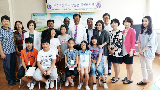 ▲ 한국교육과정평가원의 방글라데시 초등학교 교육과정 및 교과서 개발 지원을 위한 교육협력사업 관계자 9명이 11일 양주시 상수초등학교(교장 정혜경)를 방문, 다양한 교육활동을 참관했다.