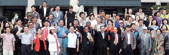 ▲ 법무타운 조속히 조성하라 의왕시 사회단체회원들이 11일 의왕시청 광장에서 법무타운 조성을 찬성하는 기자회견을 하고 있다.  임진흥기자