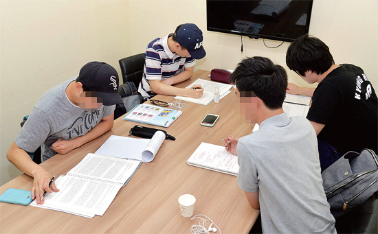 ▲ 11일 수원시 팔달구 팔달로의 한 스터디룸에서 취업준비생들이 무더위, 메르스에 대한 공포 등과 싸우며 취업 시험준비에 몰두하고 있다.  전형민기자