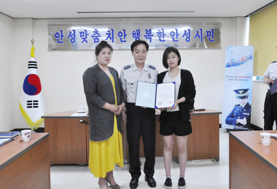 ▲ 안성경찰서가 범죄예방에 남다른 모범을 보이고 지역사회 치안 발전에 이바지한 공로로 J대학 총 학생회장에게 감사장을 수여했다.