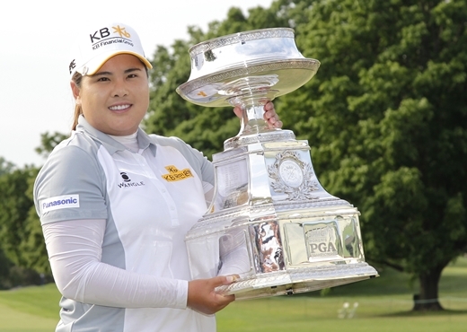 ▲ 미국여자프로골프(LPGA) 투어 KPMG 위민스 PGA챔피언십에서 3연패의 위업을 달성한 박인비가 우승컵을 들고 기뻐하고 있다.연합뉴스
