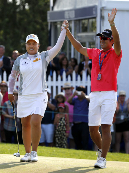 ▲ 14일(현지시간) 미국 뉴욕주 해리슨에서 미여자프로골프(LPGA) 투어 KPMG 위민스 PGA챔피언십을 제패한 박인비(왼쪽)가 남편 남기협과 잡은 손을 쳐들며 기뻐하고 있다. 합계 19언더파 273타를 적어낸 박인비는 동반플레이를 한 김세영(22·미래에셋)을 5타차로 따돌리고 2013년과 2014년에 이어 이 대회에서 3연패를 달성했다. 메이저 6승을 포함, LPGA 투어 통산 15승을 올린 박인비는 세계여자골프 랭킹에서도 리디아 고(18)를 2위로 밀어내고 1위 자리를 되찾았다. 연합뉴스