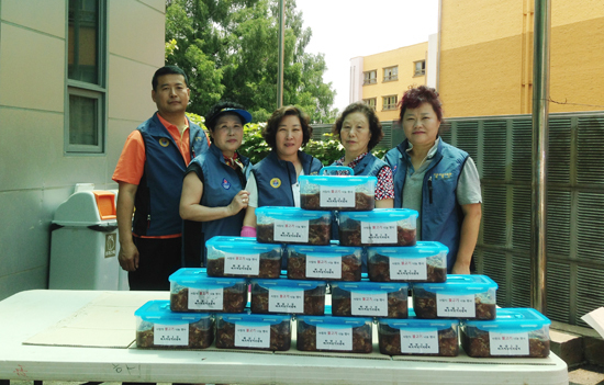 ▲ 광명시하안1동 바르게살기위원회(회장 구재성)는 15일 홀몸어르신들을 대상으로 불고기 반찬 나눔 행사를 펼쳤다.