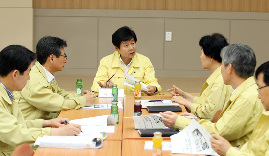 ▲ 나상성 광명시의장과 시의원들은 15일 광명시 보건소 1층에 자리한 광명시 메르스 종합관리 대책본부 방문해 직원들을 격려했다.