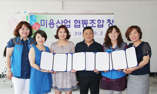 ▲ 남양주시 동부희망케어센터(센터장 최정선)는 미용산업협동조합(이사장 전동준)과 지역사회 어려운 이웃들에게 이ㆍ미용서비스 지원을 위한 협약을 체결했다고 16일 밝혔다.