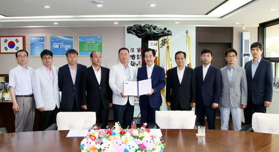 ▲ 의정부시는 16일 관내 건축사 20명과 재능기부 건축행정서비스 창구 업무 협약식을 갖고 이들의 재능기부를 통해 건축 관련 민원 상담과 소규모 간단한 도면 작성 등 서비스를 제공한다고 밝혔다.