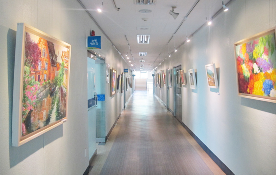 ▲ 군포소방서(서장 조창래)는 다음달 14일까지 예여울회 작가들의 유화작품을 전시하는 ‘예여울 서양화展’을 청사 2층과 1층 민원실에 개최한다.