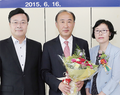 ▲ 16일 열린 퇴임식에서 이성효 전 사회복지과장(가운데)이 부인과 함께 김성제 의왕시장과 기념사진을 찍고 있다.