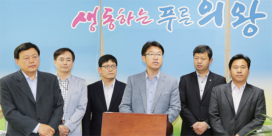▲ 기획재정부와 법무부, 국방부, LH, 한국자산관리공사 관계자들이 16일 의왕시청 브리핑룸에서 기자회견을 갖고 의왕시에 법무타운 사업추진에 대한 입장 밝혀달라고 요구하고 있다.  임진흥기자