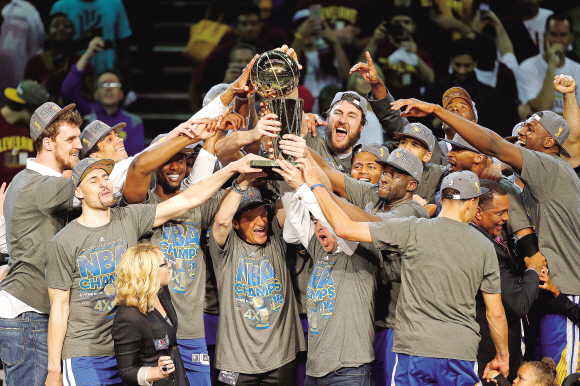 ▲ 미국프로농구(NBA) 골든스테이트 워리어스 선수들이 17일 오하이오주 클리블랜드에서 열린 2014-2015 NBA 챔피언결정전(7전4승제) 6차전에서 클리블랜드 캐벌리어스를 꺾고 우승을 차지한 뒤 트로피를 들고 기뻐하고 있다.  ♣♣연합뉴스