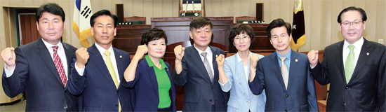 ▲ 의왕시의회가 17일 제2경인연결고속도로 건설과 관련, 지역 민원 해소 촉구결의안을 만장일치로 채택한 뒤 주민 대책 마련을 요구하고 있다.  의왕시의회 제공