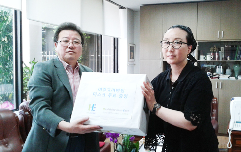 ▲ 박윤희 여주고려병원 과장이 홍성훈 여주고교장에게 메르스 환자 없는 명품 여주 만들기 프로젝트 감염예방 마스크를 전달하고 있다.