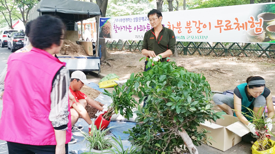 ▲ 농협 군포시지부와 군포시는 오는 24일까지 관내 아파트단지 4천세대를 대상으로 화분 분갈이 무료체험을 펼친다.