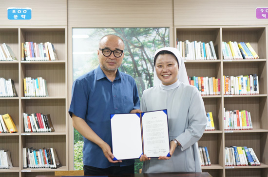 ▲ 사진 왼쪽부터 군포문화재단 박찬응 문화교육본부장, 새싹들의 집 시설장 세실리아 수녀
