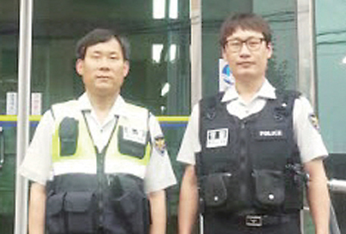 ▲ 박정복 경위(왼쪽)와 이창우 순경이 지역의 독거노인 등 소외이웃을 돌보는 데 힘을 보태고 있다.