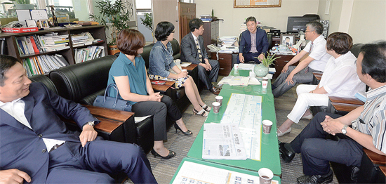 ▲ 18일 경기일보사에서 6월 독자위원회가 열려 독자위원들이 지난달 본보 편집방향 등에 대해 논의하고 있다.  추상철기자