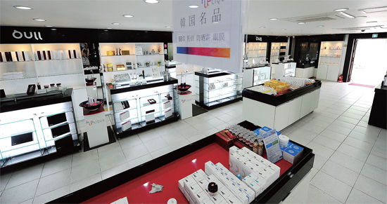 ▲ 18일 오후 메르스 여파로 중국인 관광객의 발길이 끊긴 중구 차이나타운의 한류 화장품 전문점인 휴띠끄 매장이 썰렁하기만 하다. 장용준기자