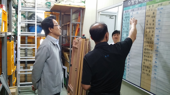 ▲ 군포시가 22일 앞으로 다가올 장마철에 대비해 수방창고 자재를 미리 점검했다.