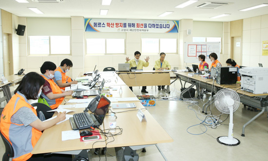 ▲ 고양시가 메르스 예방활동 및 방역에 구슬땀을 흘리고 있다.시 재난안전 대책본부는 지난 20~21일 주말 동안 메르스 예방 사각지대에 대한 예방활동 및 소독을 집중 실시했다고 22일 밝혔다.