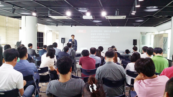 ▲ 사진=송인혁 라이프스퀘어 대표가 24일 차세대융합기술연구원에서 열린 ‘명사 초청 토크 콘서트’에서 강연을 하고 있다. 융기원 제공