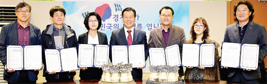 ▲ 임재욱 도농기원장이 느타리버섯에서 추출한 통풍 예방 및 치료물질 제조방법 특허기술을 버섯 재배업체인 머쉬아트(대표 박순애)에 이전하는 기술 이전 협약식을 가진 뒤 관계자들과 기념 촬영을 하고 있다. 도농기원 제공