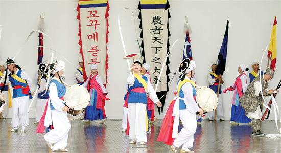 ▲ 지난해 7월 19~20일 양일간 수원시 제1야외음악당에서 펼쳐진 ‘2014 수원 화성 생활국악제 전국대회’에서 국악인들이 수준 높은 공연을 선보이고 있다.
