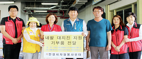 ▲ 규모 7.8의 강진이 휩쓸고 간 자리에 처참한 폐허만 남은 네팔 국민을 위로코자 안성시자원봉사센터 신수철 소장 등이 기부물품을 안산시자원봉사센터 측에 전달하고 있다.