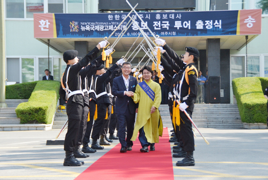 ▲ 원경희 여주시장은 ‘뉴욕페스티벌 in 여주 2015’ 행사 성공개최를 위해 여주시가지와 전 지역 주요 진입도로 잡초제거와 청소ㆍ방역 등 손님 맞이 준비를 완료했다고 25일 밝혔다.