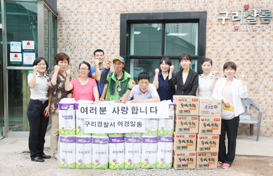 ▲ 구리경찰서(서장 백동흠)는 25일 여경의 날을 맞이해 구리시 갈매동 소재 ‘샬롬의 집’을 방문, 소외된 이웃을 찾아 사랑나눔을 실천했다.
