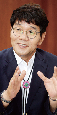 ▲ 이청연 인천시교육감이 취임 1주년을 맞아 ‘모두가 행복한 인천교육’을 위해 추진한 각종 교육 정책과 앞으로 풀어야 할 과제에 대해 설명하고 있다. 장용준기자