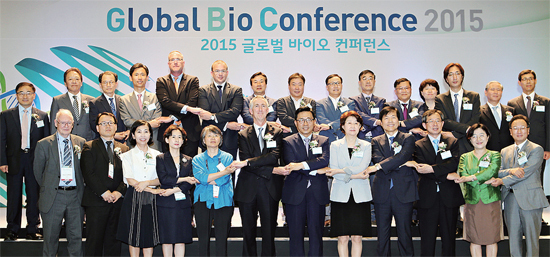 ▲ 2015 글로벌 바이오 콘퍼런스에 참석한 내외 귀빈이 기념촬영을 하고 있다.  인천경제청 제공