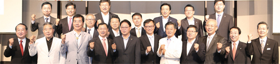 ▲ 송도아메리칸타운 착공 기념식에 참석한 내외빈이 기념촬영을 하고 있다. 인천경제청 제공
