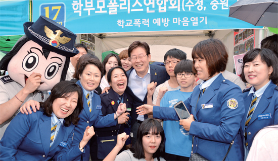 ▲ 성남시자원봉사센터는 5월 30일 분당구청 잔디광장에서  ‘제16회 성남시 자원봉사박람회’를 개최했다. 이날 박람회에는 시민 3만여 명과 시내 봉사단체, 복지기관 등 100여 개 자원봉사 체험부스가 운영됐다