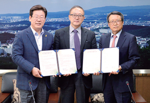 ▲ 5월 29일 이재명 성남시장이 시청 상황실에서 김춘복 성광의료재단이사장, 차광렬 차병원그룹 총괄회장과 함께 첨단 의료시설과 공공의료 클러스터 조성을 위한 MOU를 체결했다