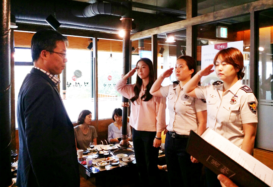 ▲ 의왕경찰서(서장 권기섭)는 1일 제69주년 여경의 날을 맞아 여경 18명과 함께 오찬간담회를 가졌다