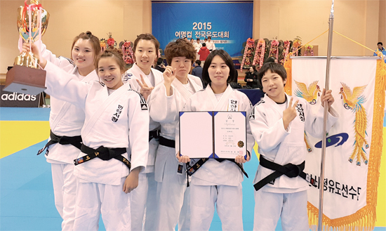 ▲ 2015 여명컵 전국유도대회에서 우승한 안산시청 여자 유도팀이 우승기와 트로피를 들어올리며 기뻐하고 있다