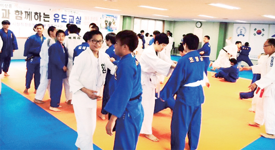 ▲ 안산시청 유도부는 3년째 안산지역 유도 꿈나무와 일반인들을 대상으로 전 선수단이 나서 1일 유도교실을 통해 재능기부를하고 있다