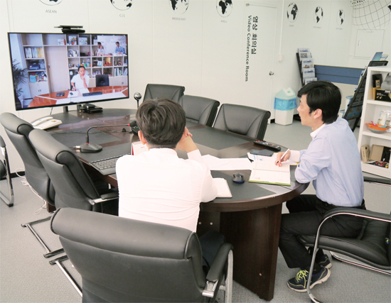 ▲ 인천지역 중소기업 관계자들이 인천경제통상진흥원의 영상 컨퍼런스 룸에서 해외 바이어와 상담을 진행하고 있다