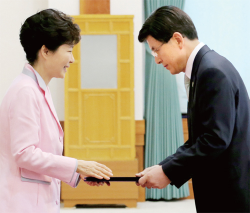 ▲ 박근혜 대통령일 6월 18일 오후 청와대에서 황교안 국무총리에게 임명장을 수여하고 있다
