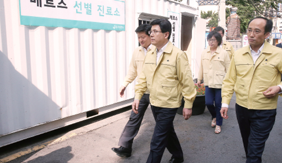 ▲ 황교안 신임 국무총리가 6월 18일 오후 서울 신당동 중구 보건소를 방문해 중동호흡기증후군(메르스)환자 판별을 위해 외부에 설치된 선별 진료소를 둘러보고 있다