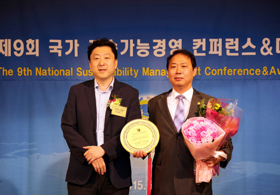 ▲ 사진 오른쪽 장영근 안성 부시장이 대상을 받은 후 기념 촬영을 하는 모습. -안성시 제공-